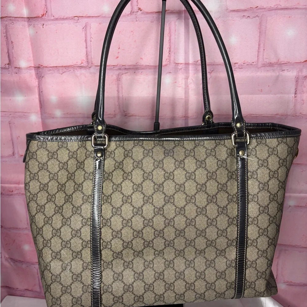 Authentic Gucci Signature Tote - Picture 2 of 6